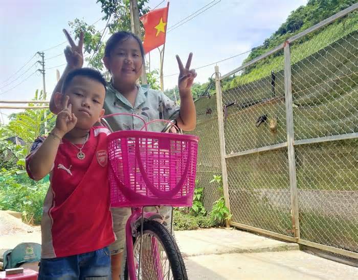 Tặng xe đạp cho gia đình cán bộ dân số huyện vùng cao bị Nghị định 05 “bỏ quên”