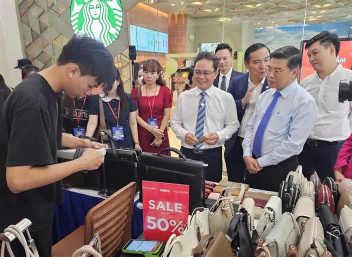 Người dân TP.HCM hào hứng săn hàng giảm giá đến 80%... 'dưới lòng đất'