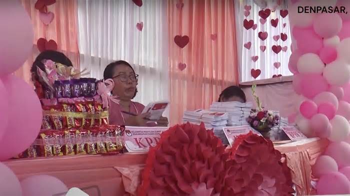 Dân Indonesia đi bầu tổng thống, bất ngờ được tặng sô cô la Valentine