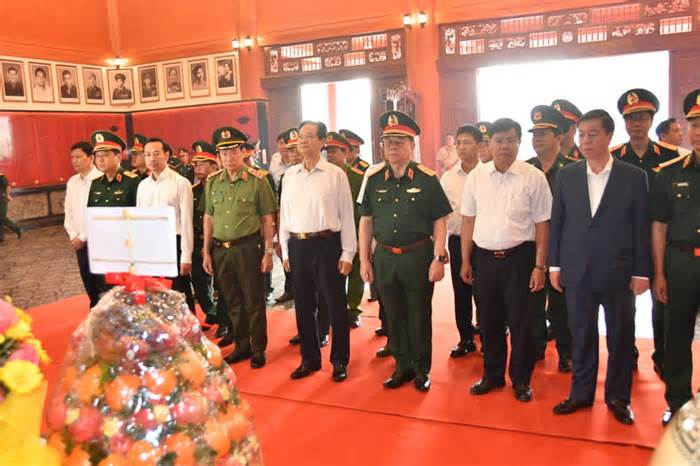 Đại tướng Nguyễn Trọng Nghĩa thăm, tặng quà tại An Giang