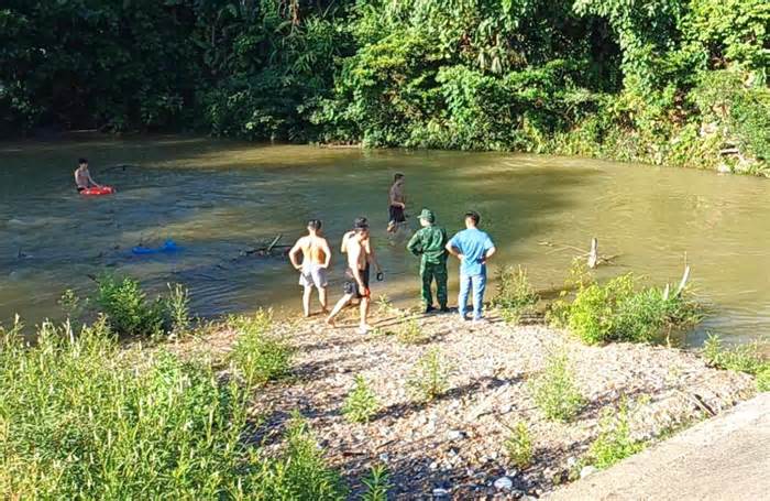 Hàng trăm người tìm kiếm nam sinh mất tích bí ẩn khi đi tắm suối