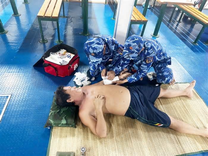 Cảnh sát biển 4 hỗ trợ kịp thời ngư dân bị gãy xương cẳng tay trên biển