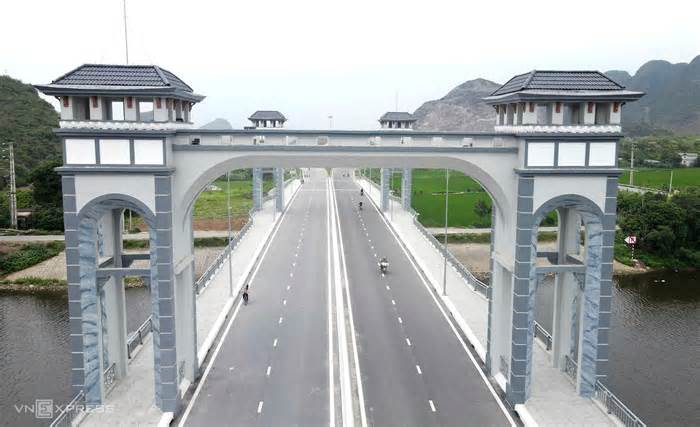 Hai cầu có lầu vọng cảnh ở Ninh Bình