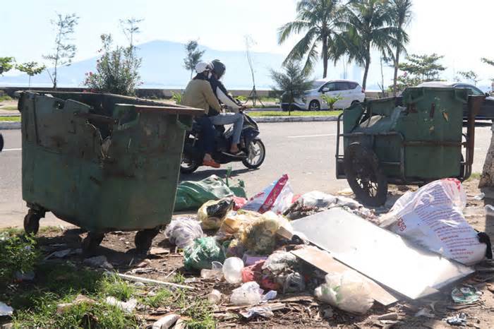 Đà Nẵng vẫn còn nhiều tuyến phố nhếch nhác vì rác thải