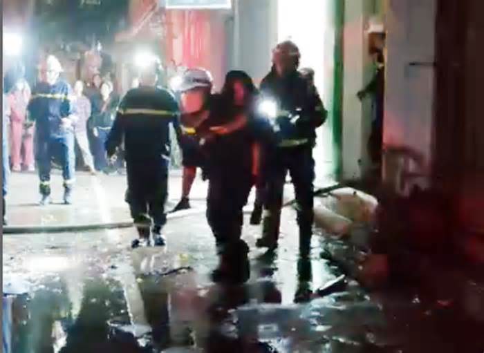Chiến sĩ cảnh sát PCCC kể lại 'phút sinh tử' cứu hai bà cháu kẹt trong vụ cháy nhà 5 tầng ở Hà Nội