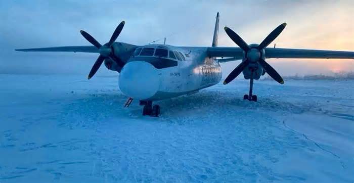 Video: Máy bay chở khách hạ cánh trên sông đóng băng tại Nga