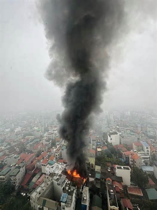 Lửa khói dữ dội tại khu dân cư ở Long Biên, đội PCCC chưa tiếp cận được hiện trường