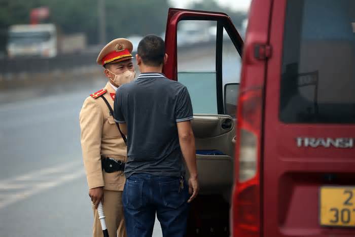 30 phút lập chốt, CSGT Hà Nội phát hiện 3 xe khách vi phạm trên đường