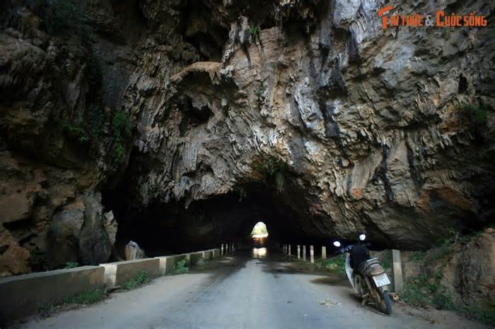 Khám phá con đường xuyên hang động tự nhiên có 1-0-2 Việt Nam