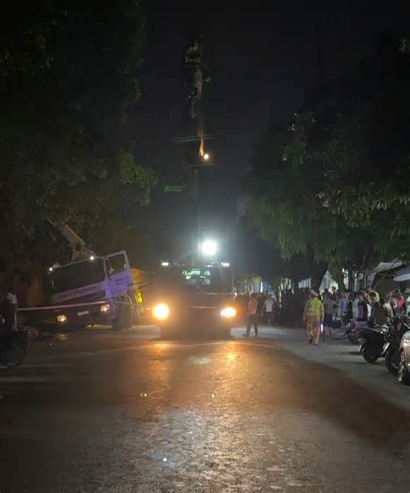 Vụ xe bê tông đang đổ mái ở Thái Bình bị sập cẩu: Một người tử vong