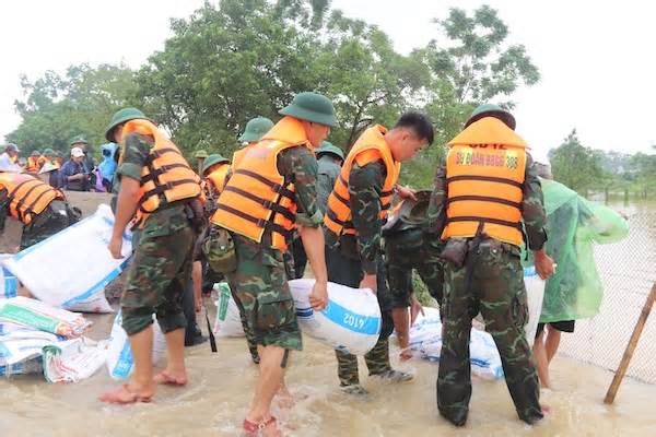 Huy động gần 150 cán bộ, chiến sĩ đắp đê, ngăn lũ sông Bùi ở Hà Nội