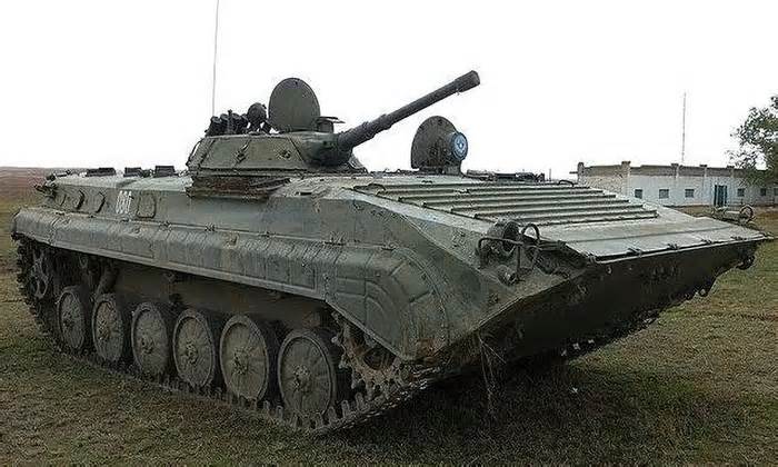 Lính Nga biến tháp pháo thiết giáp thành pháo kéo