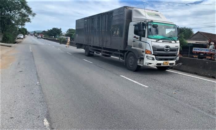 Nữ công nhân đường bộ ở Hà Tĩnh bị xe tải tông chết