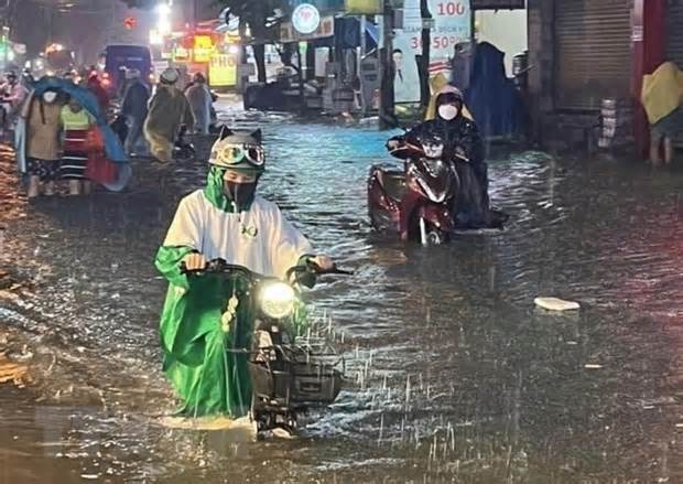 Thành phố Hồ Chí Minh ngập nặng sau cơn mưa lớn trong đêm