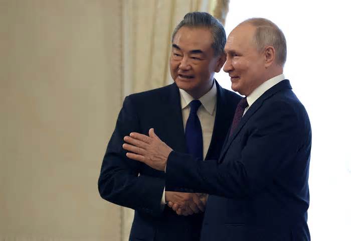 Ngoại trưởng Trung Quốc thăm Nga: Chuyến công du nhiều hàm ý