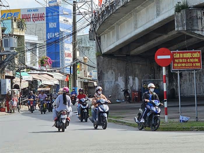 Đi ngược chiều, chen làn rẽ phải, chạy xe kiểu 'bất chấp' ở Cần Thơ