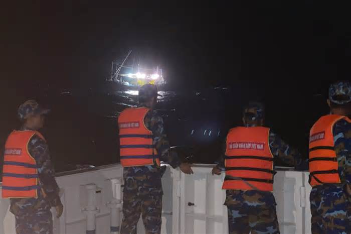 Tàu cá Phú Yên gặp nạn trên biển được lai dắt đến nơi an toàn