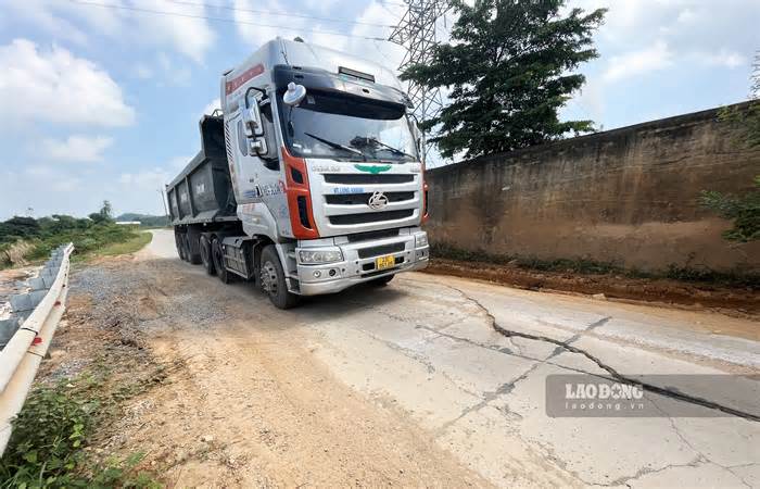 Tuyến đường huyết mạch trên đê sông Lô đang nứt toác