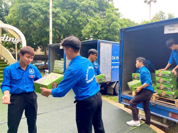 Hà Nội 'phủ' áo xanh gần 200 điểm thi, hơn 4.000 tình nguyện viên Kiên Giang, An Giang tiếp sức sĩ tử