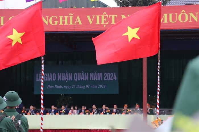 Hàng ngàn tân binh ở Hòa Bình, Khánh Hòa lên đường nhập ngũ