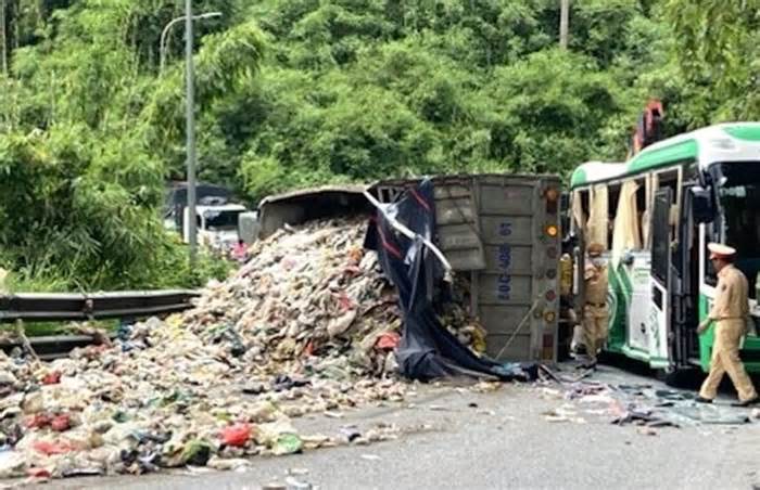 Xe chở rác tông xe khách trên đèo Bảo Lộc, 4 du khách nước ngoài bị thương