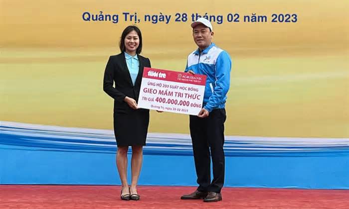 Báo Tuổi Trẻ và Agribank Phú Nhuận trao 400 triệu đồng 'Gieo mầm tri thức' tại Quảng Trị