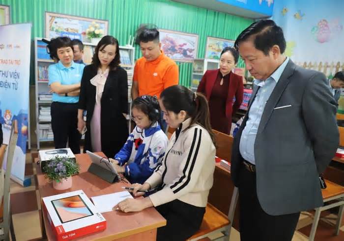 Tài trợ thư viện điện tử cho 5 trường tiểu học ở Hương Khê