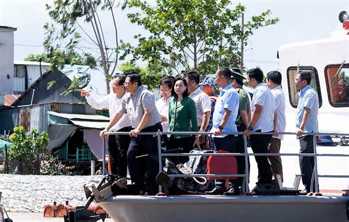 Thủ tướng Phạm Minh Chính kiểm tra, khảo sát tình hình sạt lở tại ĐBSCL