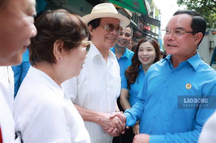 Chủ tịch Tổng LĐLĐVN Nguyễn Đình Khang thăm nhà số 15 Hàng Nón