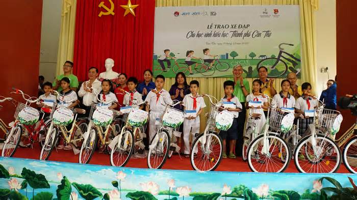 Tặng xe đạp cho học sinh nghèo vượt khó TP Cần Thơ