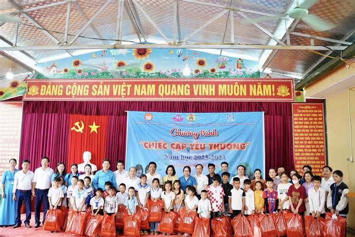 Chương trình 'Chiếc cặp yêu thương' tặng 250 suất quà cho học sinh miền núi