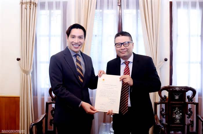 Bộ Ngoại giao trao Giấy Chấp nhận lãnh sự danh dự cho Lãnh sự danh dự của CH Slovenia tại TP. Hồ Chí Minh