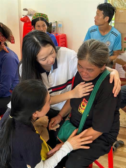 Hoa hậu Thanh Thủy thăm hỏi, tặng quà cho bà con Làng Nủ