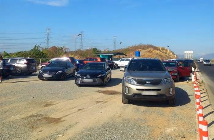 Đông ôtô ghé vào trạm dừng nghỉ tạm cao tốc Vĩnh Hảo - Phan Thiết