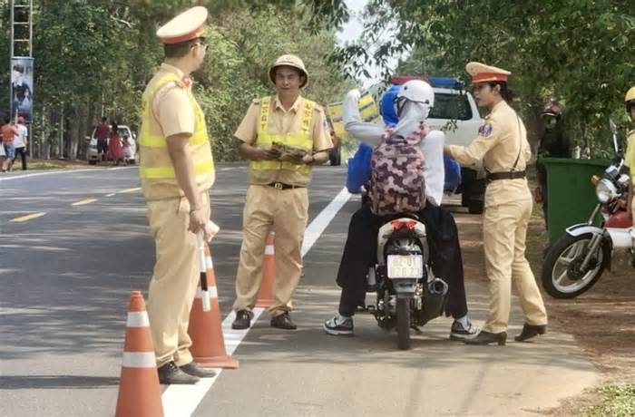 Cảnh sát giao thông Kon Tum tặng hàng nghìn chai nước cho người dân, du khách