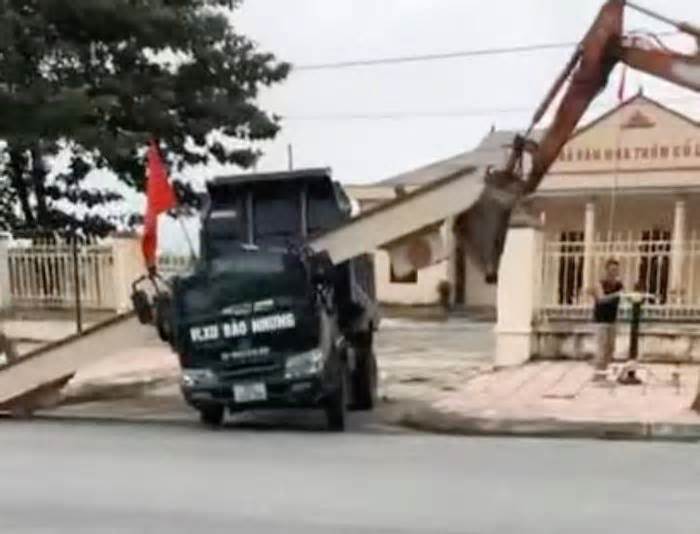 Xe tải kéo sập cổng nhà văn hóa tại Ninh Bình, 2 người thương vong