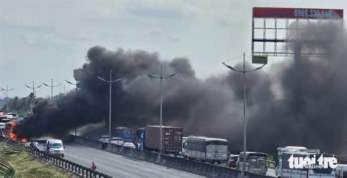 Cháy xe khách giường nằm trên cao tốc TP.HCM - Trung Lương