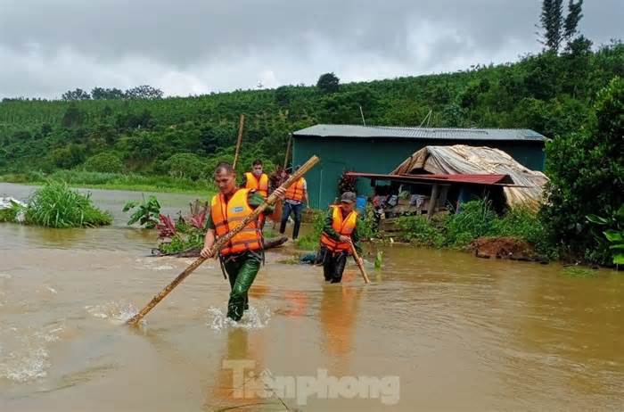 Dầm mưa tìm người mất tích do nước cuốn trôi ở Đắk Nông