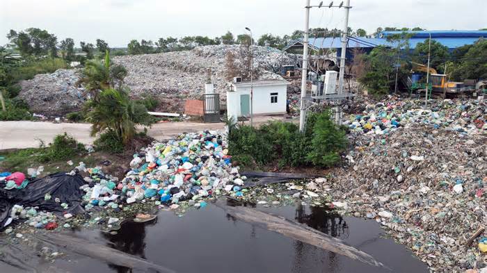 Hải Phòng yêu cầu xử lý bãi rác chất cao như núi ở huyện Tiên Lãng
