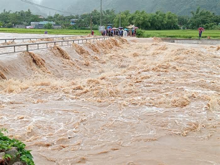 Sạt lở kéo 3 người đi đường xuống suối, 1 người chết, 2 người mất tích