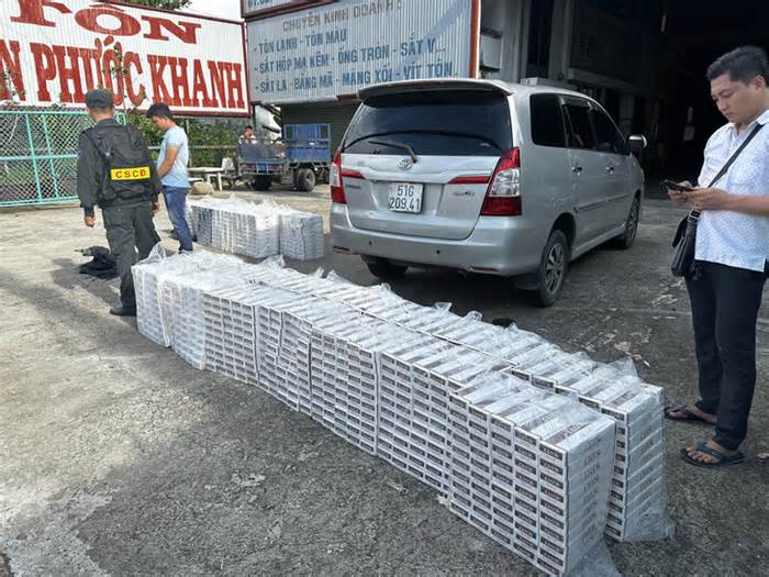 Trong 3 giờ cảnh sát chặn bắt 2 ô tô vận chuyển 16.000 gói thuốc lá lậu