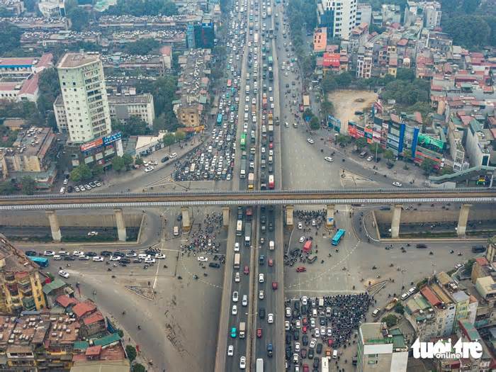 Nút giao Thanh Xuân vẫn kẹt cứng sau 2 ngày phân luồng lại, xe cộ tràn lên vỉa hè