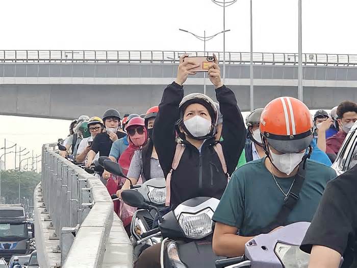 Mắc kẹt trên nhánh cầu vượt trăm tỉ ở Hà Nội vừa thông xe