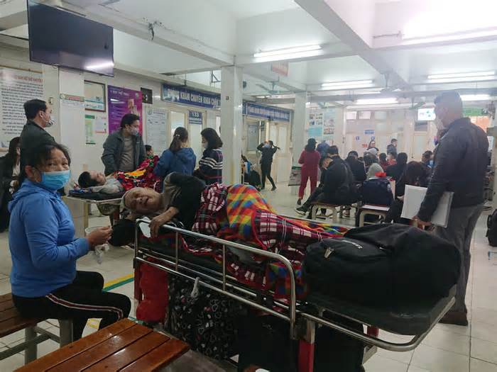 Lo lắng 'sắp hạn chế mổ phiên', bệnh nhân ùn ùn kéo đến Bệnh viện Việt Đức