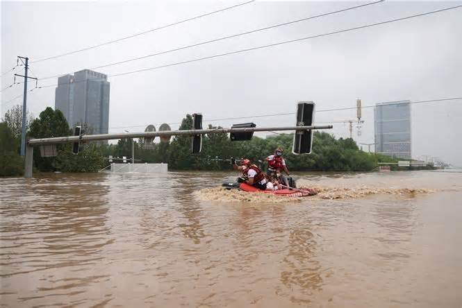 Trung Quốc: Bão Doksuri đổ bộ khiến 17 người chết ở thành phố Thư Lan