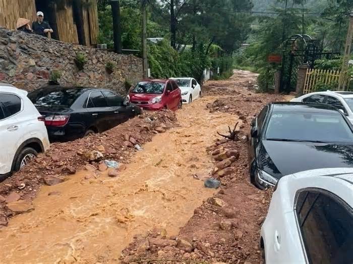 Hà Nội: Nhiều ôtô bị mắc kẹt cạnh khu vực hồ Đồng Đò do mưa lớn