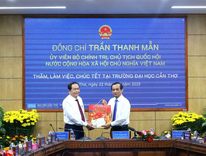 Chủ tịch Quốc hội Trần Thanh Mẫn thăm, làm việc với hai trường đại học tại Cần Thơ