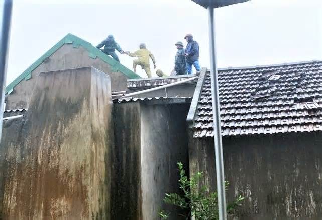 Hà Tĩnh: Lốc xoáy cuốn bay nhiều mái nhà