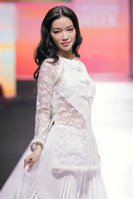Áo bà ba được cách tân mới lạ tại Tuần lễ thời trang quốc tế Việt Nam
