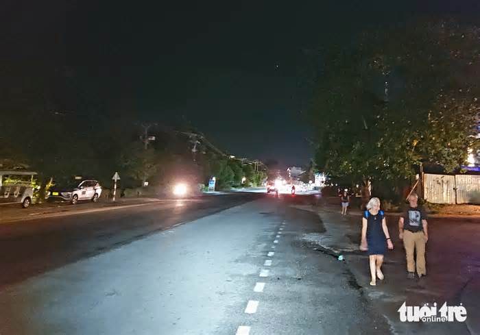 Đường Trần Hưng Đạo ở Phú Quốc nhiều tháng chưa lắp đèn đường, địa phương nói gì?